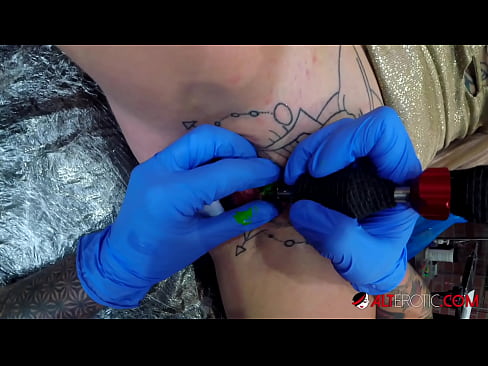 ❤️ Екстремно тетовирана згодна Сали Севиџ је истетовирала клиторис Порно видео на sr.tubeporno.xyz ❤